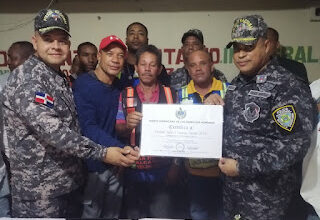 Photo of Comunitarios y Derechos humanos en Los Alcarrizos entregan certificados autoridades policiales