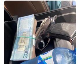 Photo of Con una pistola, un fajo de dinero y una botella de agua diputado «ayudará» a pobladores de Higüey