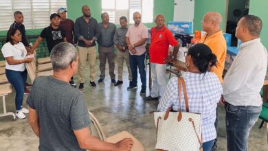 Photo of El Dirigente político Erodis Diaz  entrega  artículos en centro comunal de  Las Matas de Santa Cruz.