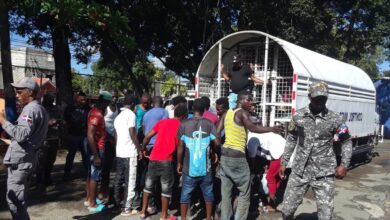 Photo of PN apresan a 62 haitianos indocumentados, ocupan drogas, máquinas tragamonedas y armas blancas en Villa Mella