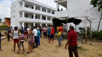 Photo of Dos años enfrentando la miseria llevan más de 70 familias que viven en escuela de Los Alcarrizos