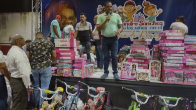 Photo of Diputado Sandro Sánchez entregas  miles de juguetes a niños de Los Municipios Los Alcarrizos y Pedro Brand.