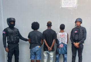 Photo of Policía apresa decenas de jóvenes, ocupa drogas, armas cortantes y motocicletas durante operativos en SDN