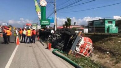 Photo of Accidente de camión tanquero ocasiona derrame de combustible en Autopista Duarte