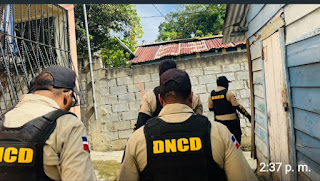 Photo of DNCD decomisa mil 600 porciones de drogas, ocupa cinco armas de fuego y automóviles en Los Alcarrizos