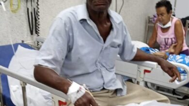 Photo of Llevan a emergencia  hospital Vinicio Calventi dos hombres deshidratados en huelga de hambre en Parque Zona Franca.