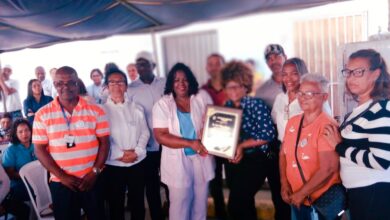 Photo of En Los Alcarrizos Junta de Vecinos Villa Linda III entrega placa de reconocimiento a Directora Área VIII del Ministerio de Salud