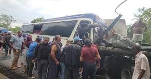 Photo of Mueren dos personas y cuatro resultaron heridas en choque entre camión y minibús en San Juan