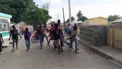 Photo of Haitianos transportan cadáver en bolsa porque no consiguieron ataúd en Dajabón