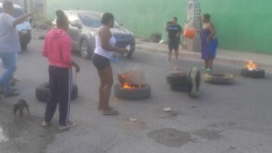 Photo of Mujeres incendian neumáticos Alcarrizos por falta de agua potable