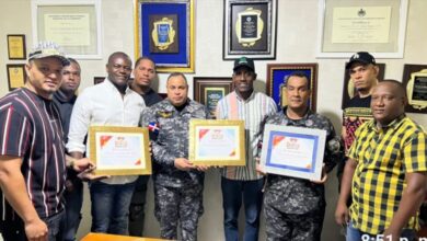 Photo of Representante Asociación Carnavalezcas Los Dukes de Guaricanos entregan certificados director regional SDN y comandante zonal Villa Mella.