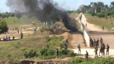 Photo of Haitianos queman neumáticos exigiendo salida de militares dominicanos de área cerca de la verja fronteriza