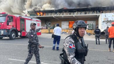 Photo of Fuego arrasa nave del Merca Santo Domingo: autoridades despliegan operativo de emergencia en La Guáyiga