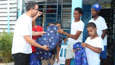 Photo of Regidor Rafael Hernández (Leñita) entrega útiles escolares a niños de sectores vulnerables en Los Alcarrizos