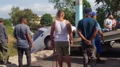 Photo of Se derrumban paredes en depósito de INAPA en Los Alcarrizos; dos vehículos caen al vacío tras el colapso