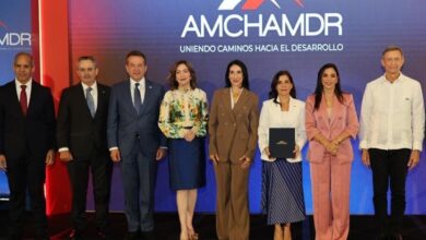 Photo of almomento vertical Embajadora de EEUU resalta fortaleza compartida con RD