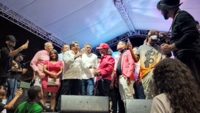 Photo of Ayuntamiento de Los Alcarrizos reconoce a Dalvin La Melodía en histórica fiesta popular que abarrotó el Parque de La Toronja