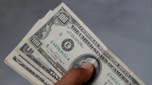 Photo of El dólar sigue bajando en la RD; este jueves se vendía a $62.98