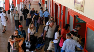 Photo of Turistas abandonan Cuba en medio de crisis de combustible