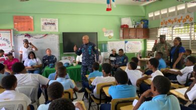 Photo of Director Regional de la Policía en Santo Domingo Oeste visita escuela en La Guáyiga y motiva a estudiantes