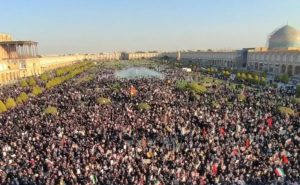 Photo of Miles de iraníes toman calles para llorar al ayatolá Jamenei