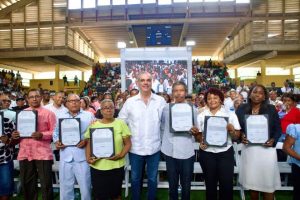 Photo of Abinader entrega 2,315 títulos propiedad en S. Pedro Macorís