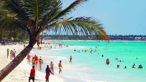 Photo of Muere un turista colombiano arrastrado por olas en Bávaro