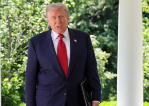 Photo of Trump cree situación con Irán está «al 50%» entre un acuerdo