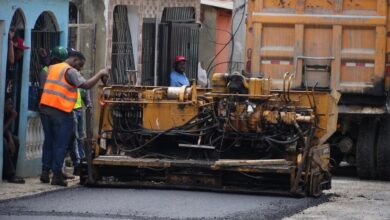Photo of ¡La transformación sigue llegando a Los Alcarrizos! La Fe Primera y Segunda avanzan con asfaltado de sus calles 🚧
