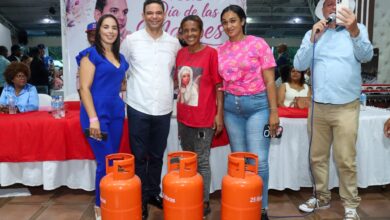 Photo of Rafael Hernández Leñita celebra el Día de las Madres en Los Alcarrizos con cientos de regalos y electrodomésticos