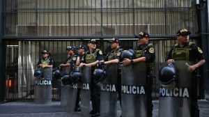 Photo of PERU: Miles de policías tratan de contener protestas en la calle