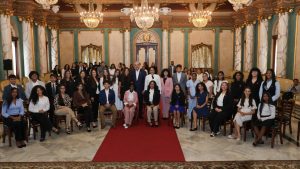 Photo of Abinader recibe estudiantes de RD destacados en el extranjero